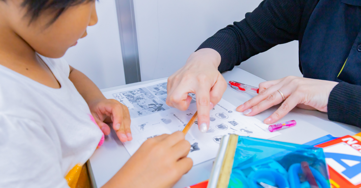 勉強を教えている風景