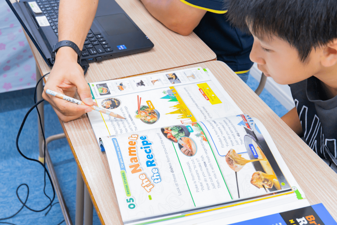 テキストを使用したレッスンを受ける生徒