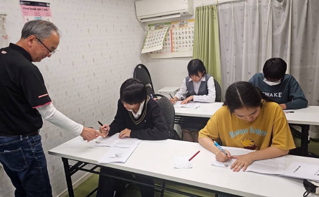 英検講座を受講する生徒