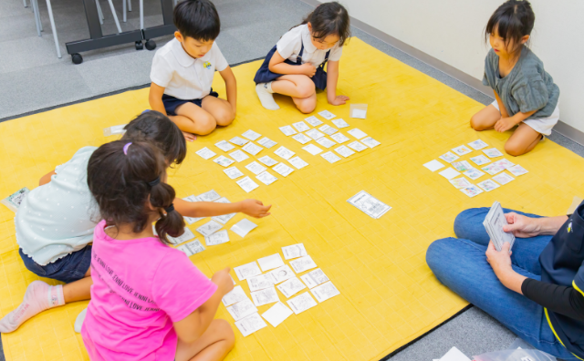 カードを使用したレッスンを受講する生徒