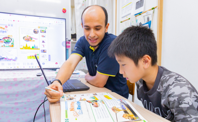 外国人教師のレッスンを受講する生徒