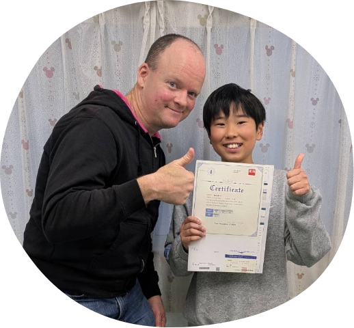 英検合格の賞状を持った生徒