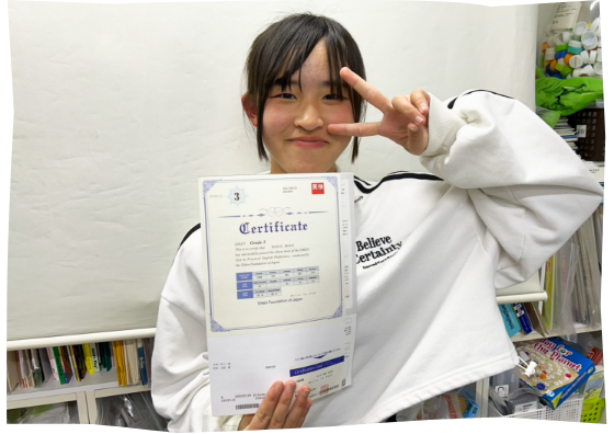 英検合格の賞状を持った生徒