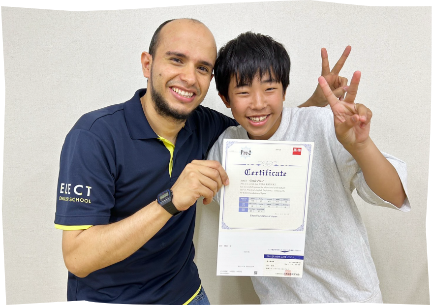 英検合格の賞状を持った生徒と先生