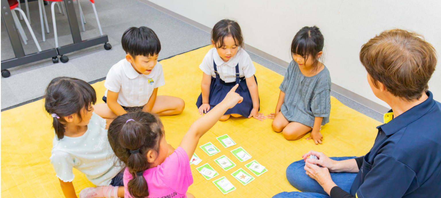 カードを使ったレッスンを受講する生徒たち